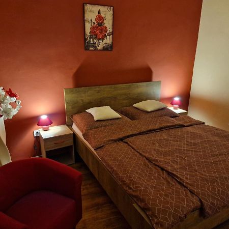 Matyas Apartman Тата Екстериор снимка