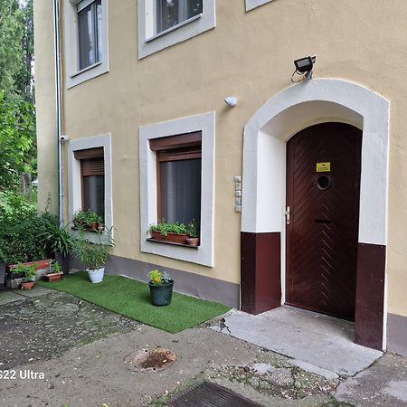 Matyas Apartman Тата Екстериор снимка
