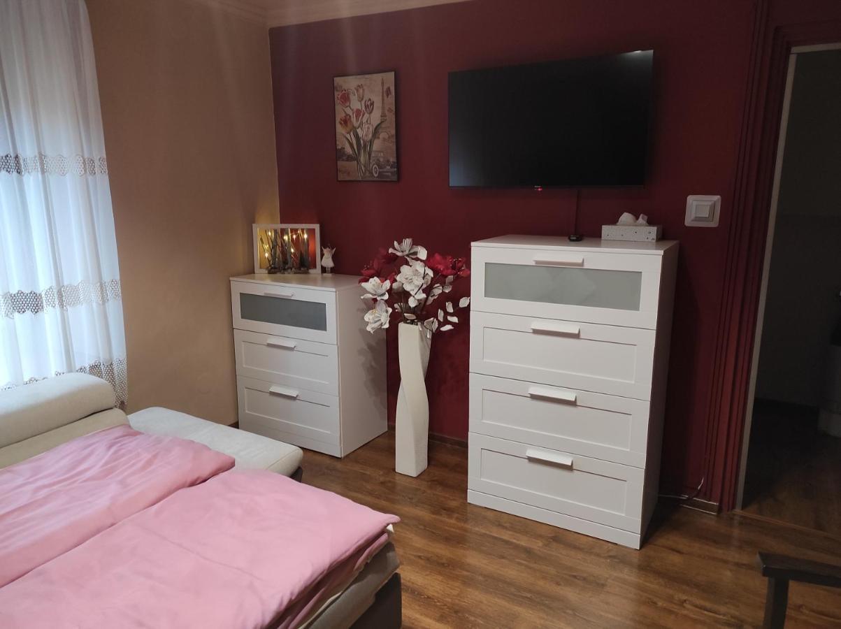 Matyas Apartman Тата Екстериор снимка