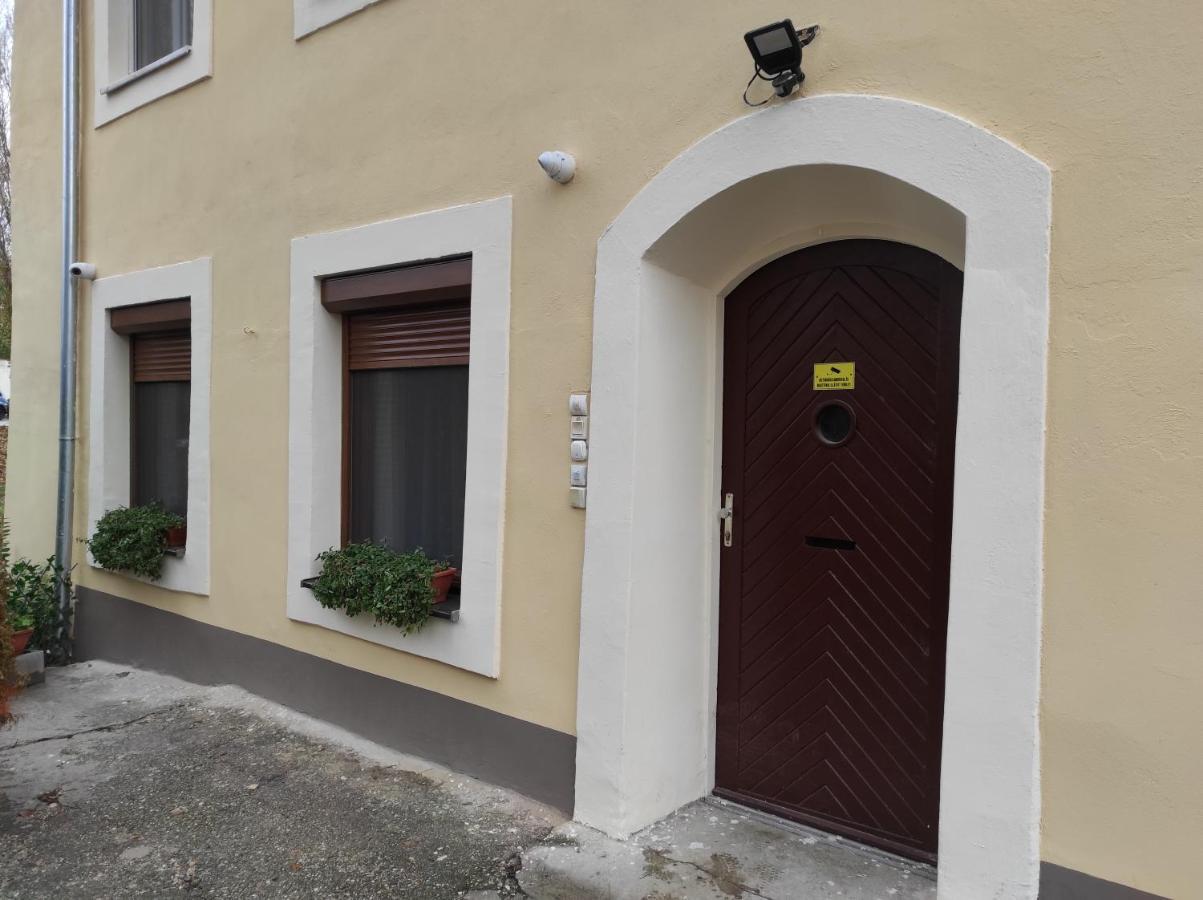 Matyas Apartman Тата Екстериор снимка