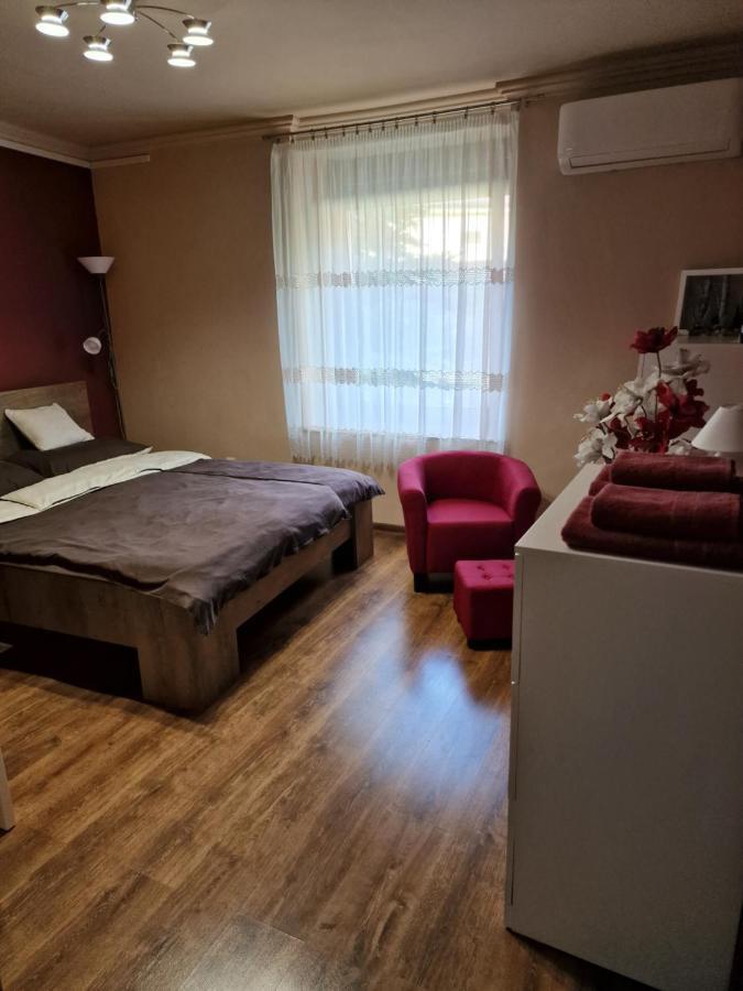 Matyas Apartman Тата Екстериор снимка