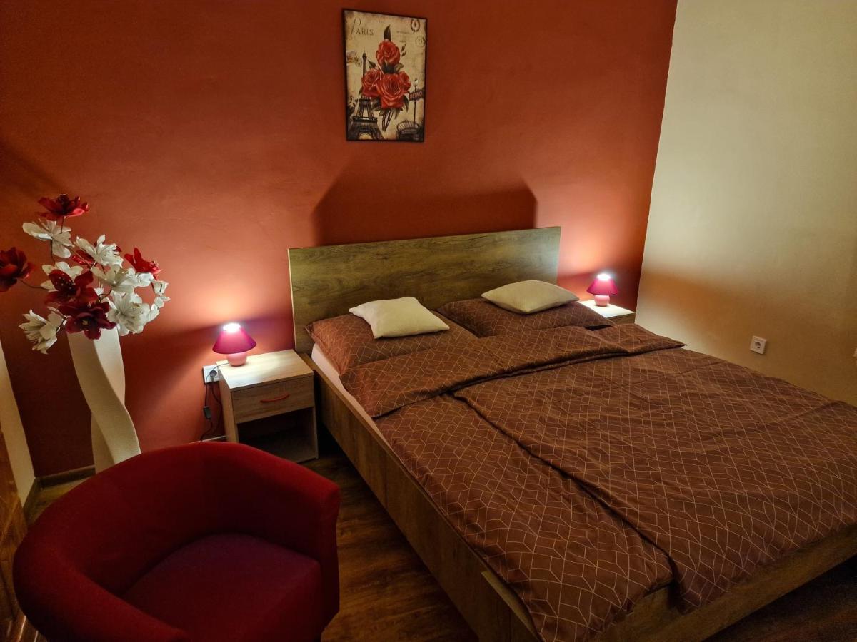 Matyas Apartman Тата Екстериор снимка
