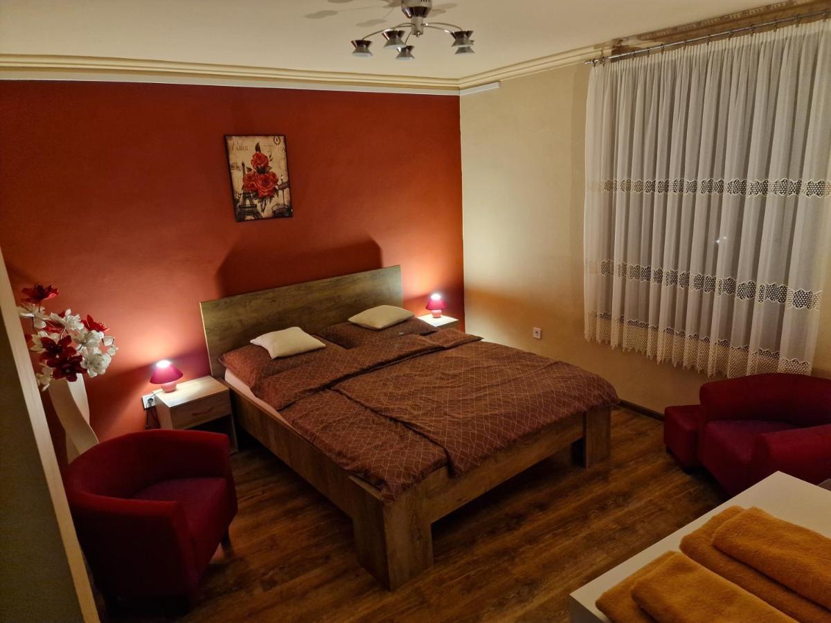 Matyas Apartman Тата Екстериор снимка