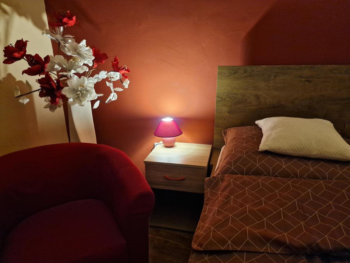 Matyas Apartman Тата Екстериор снимка