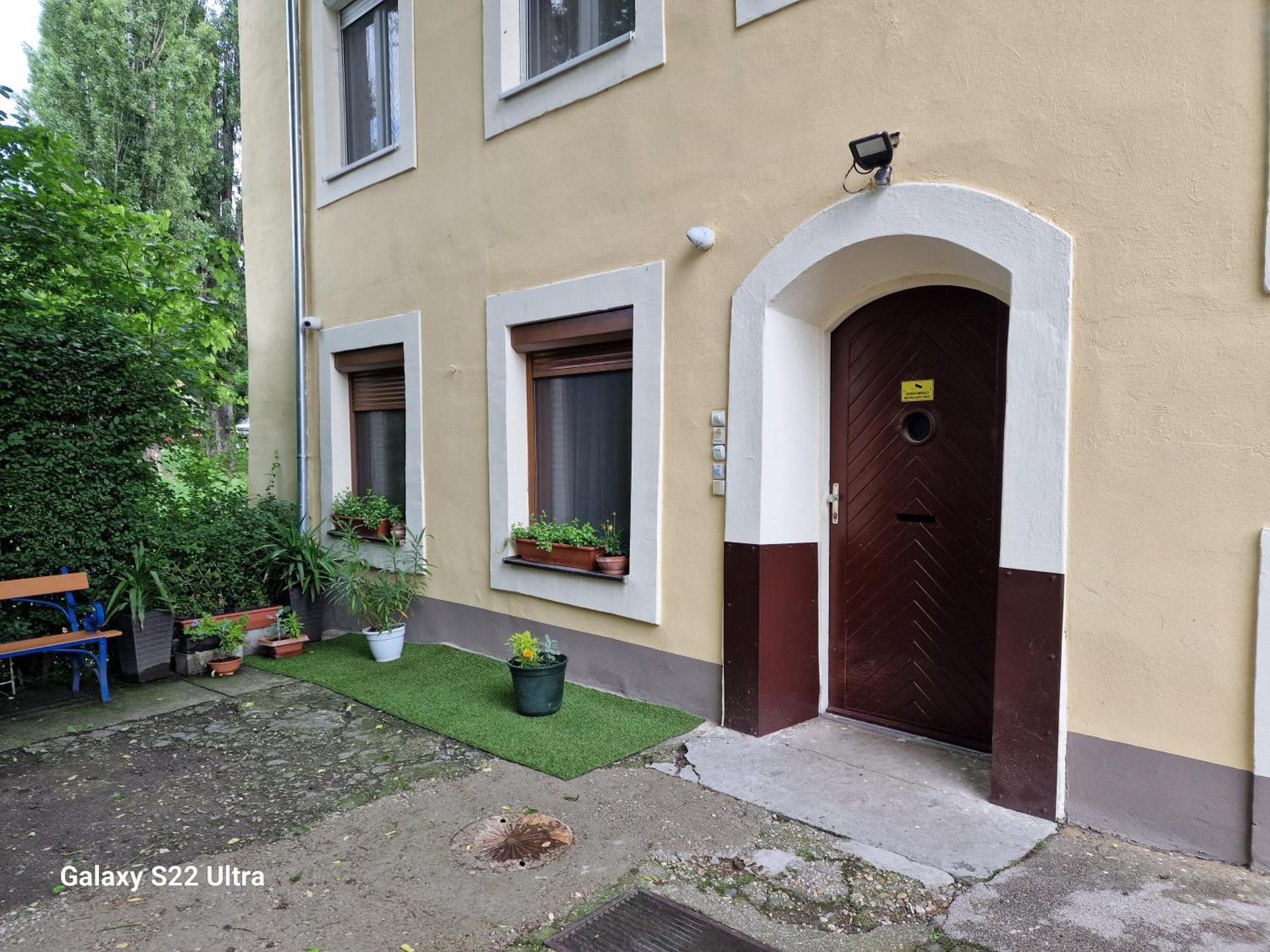 Matyas Apartman Тата Екстериор снимка